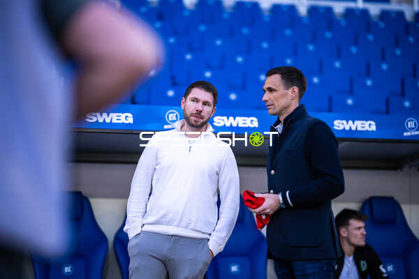 Trainer im Gespräch vor dem Spiel