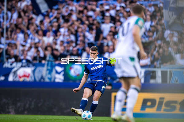 Spieler von Karlsruher SC beim präzisen Pass