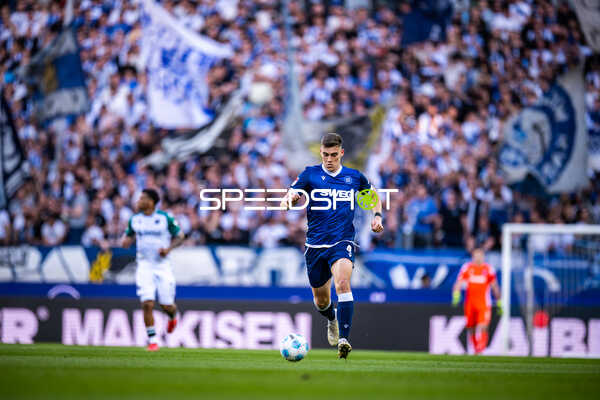 Dribbling eines Karlsruher SC Spielers