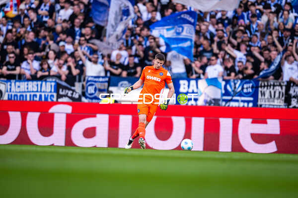 Karlsruher Torwart kickt den Ball