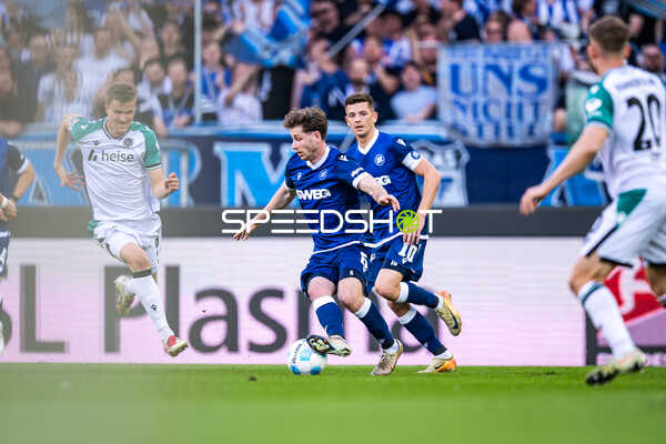 Dribbling von Karlsruher SC Spieler