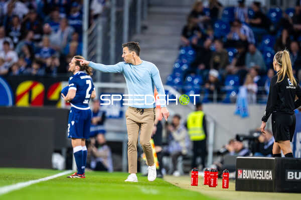 Trainer gibt Anweisungen an der Seitenlinie