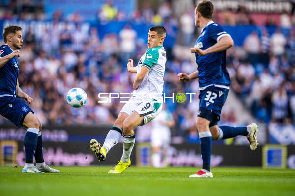 Hannover 96 Spieler passt den Ball