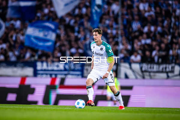 Dribbling im Duell Karlsruher SC gegen Hannover 96