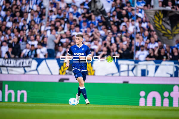 Spieler des Karlsruher SC am Ball