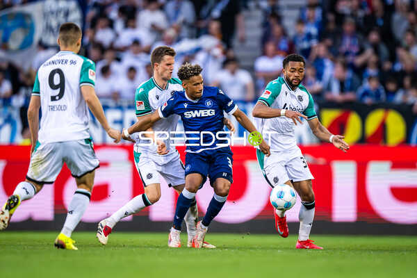 Kampf um den Ball im Mittelfeld