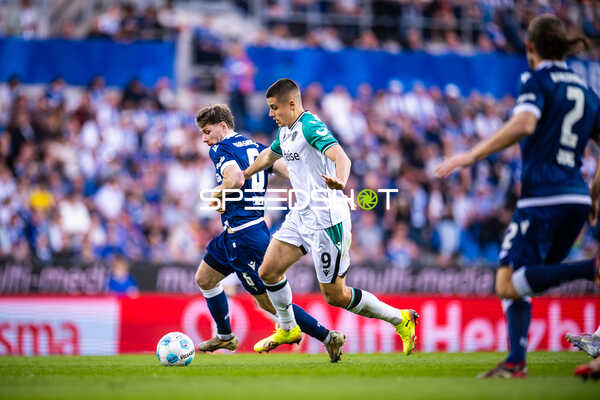 Zweikampf zwischen Karlsruher SC und Hannover 96