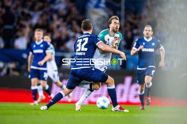 Robin Bormuth (32, Karlsruher SC) im Zweikampf