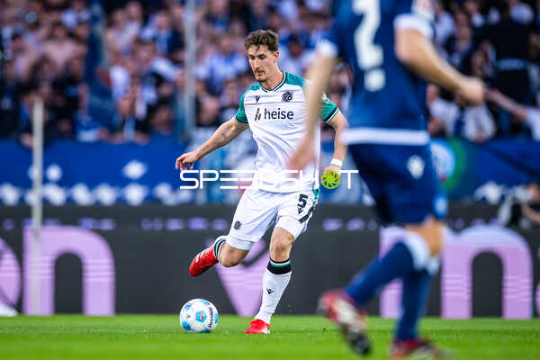 Spieler von Hannover 96 im Angriff