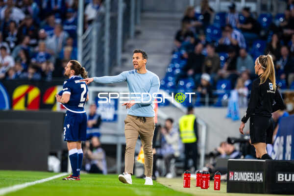 Trainer des Karlsruher SC gibt Anweisungen