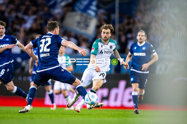 Dribbling-Duell zwischen Karlsruher SC und Hannover 96
