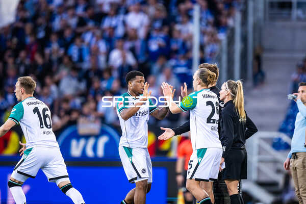 Highfive zwischen Spielern von Hannover 96