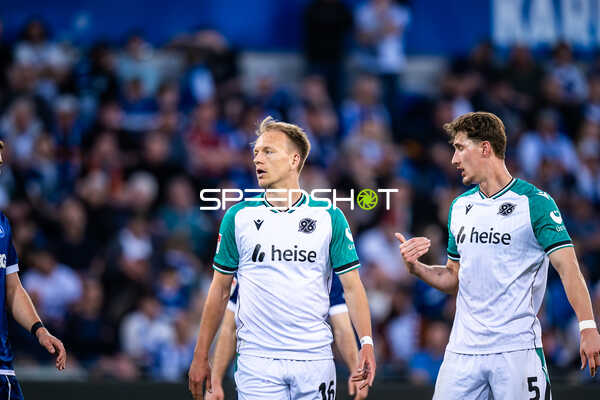 Spieler im Gespräch in der 1. Halbzeit