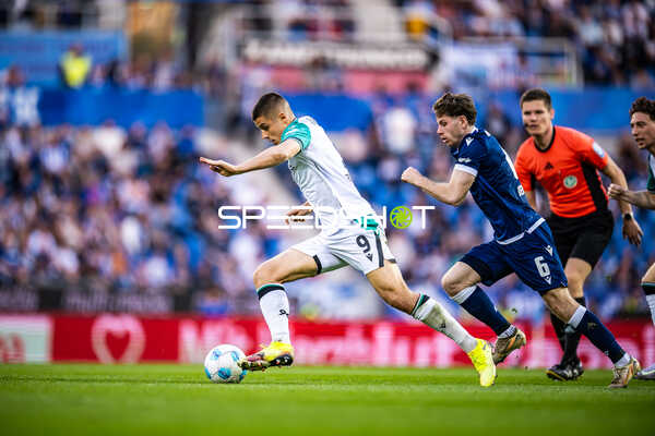 Spieler von Hannover 96 im Laufduell