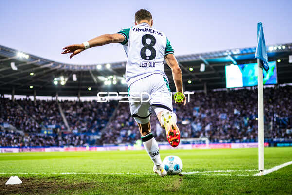 Enzo Leopold (8, Hannover 96) führt Ecke aus