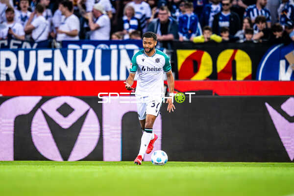 Spieler von Hannover 96 am Ball gegen Karlsruher SC
