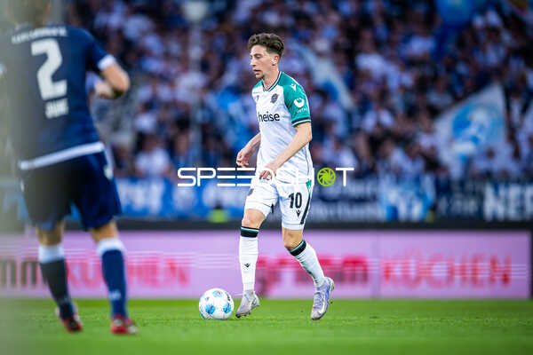 Dribbling von Hannover 96 im Mittelfeld