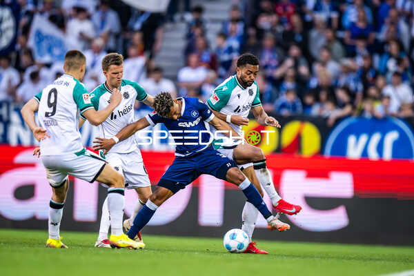 Zweikampf zwischen Karlsruher SC und Hannover 96