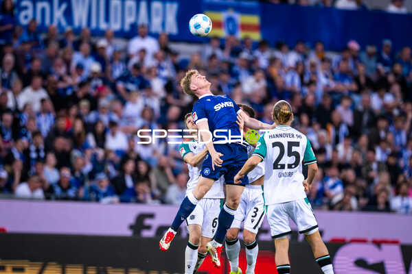 Spieler beim Kopfball