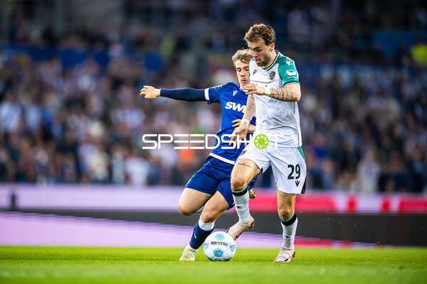 Zweikampf zwischen Spielern von Karlsruher SC und Hannover 96