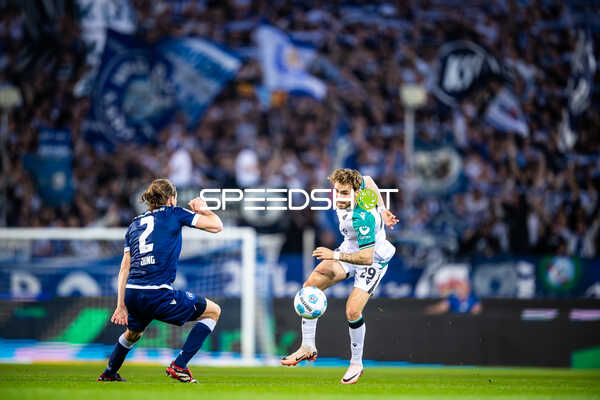Hannover 96 Spieler beim Schuss gegen Karlsruher SC