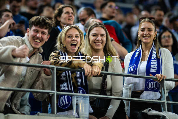 Fans feiern im Stadion