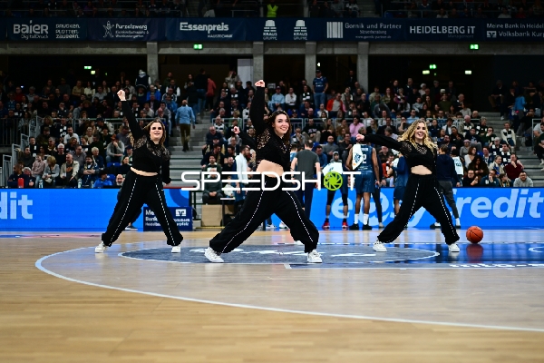 Basketball-Szene mit Tänzerinnen