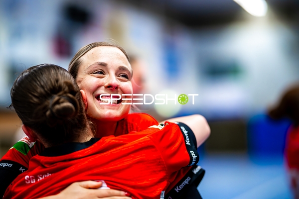 Lisa Loehnig (77, SG Schozach-Bottwartal) umarmt Mitspielerin