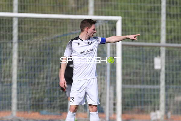 Spieler von FV Fortuna Heddesheim zeigt Richtung Spielfeld