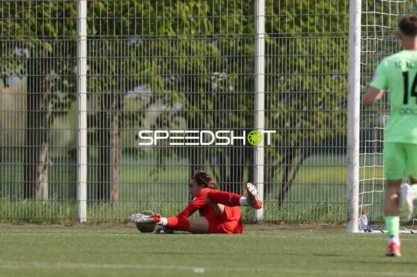 Torwart in rotem Trikot wehrt Ball ab