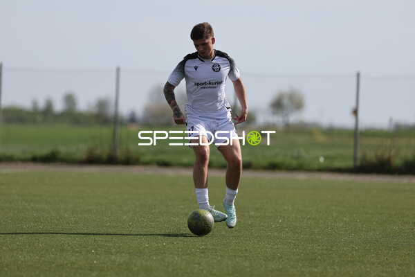 Spieler dribbelt den Ball