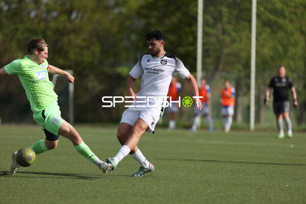 Tackling zwischen FC-Astoria Walldorf II und FV Fortuna Heddesheim