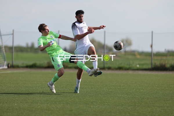 Intensiver Zweikampf im Verbandsliga-Spiel