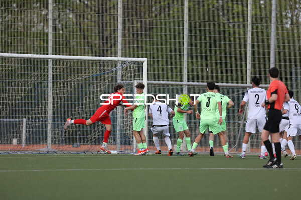 Abwehraktion im Strafraum durch FC-Astoria Walldorf II