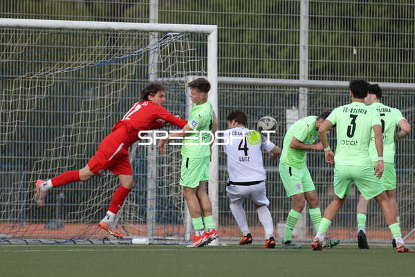 Abwehr durch FC-Astoria Walldorf II beim Freistoß