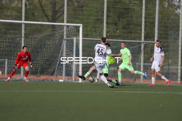 Spieler passt den Ball