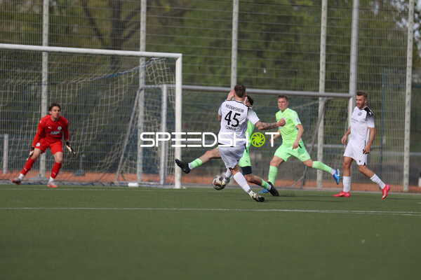 Spieler der FV Fortuna Heddesheim passt den Ball