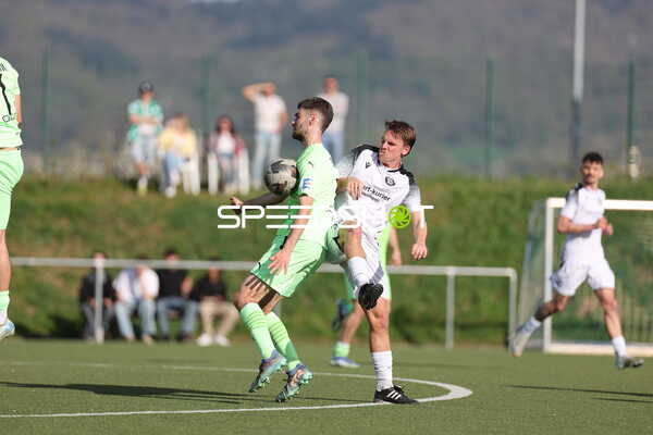 Zweikampf zwischen Heddesheim und Walldorf im Verbandsliga-Spiel