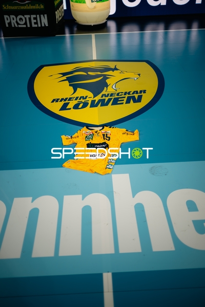 Trikot von David More (15; Rhein Neckar Löwen) auf Spielfeld