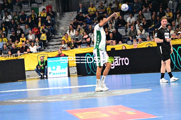 Spieler wirft den Ball