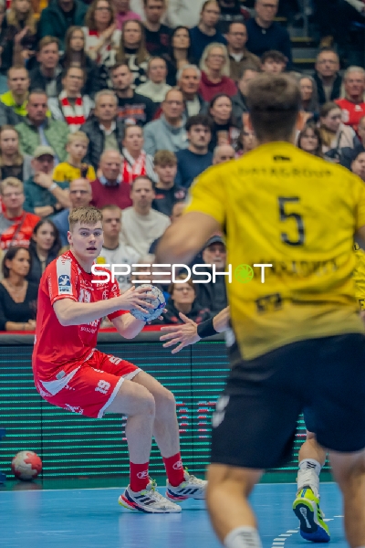 Reynir Thor Stefánsson (19; MT Melsungen) und 5; TVB 1898 Stuttgart in Aktion