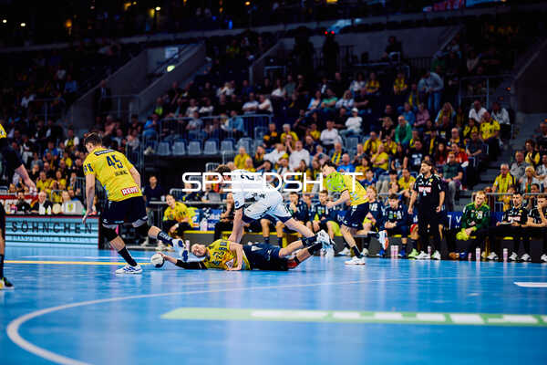 Kampf um den Ball in der SAP Arena