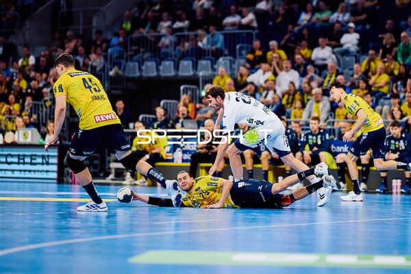 Spieler fällt im Handballspiel