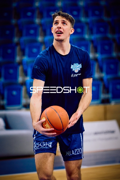 Ein Spieler der MLP Academics Heidelberg bereitet sich auf einen Wurf vor.