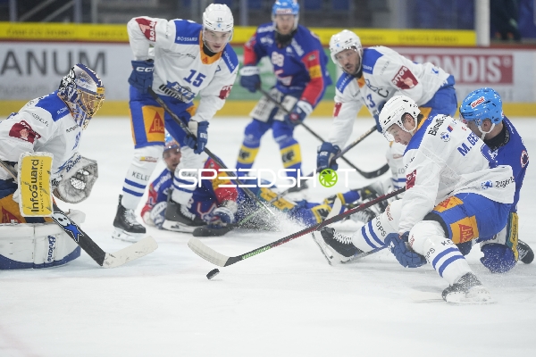 Gregory Hofmann (15; EV Zug) im Zweikampf um den Puck