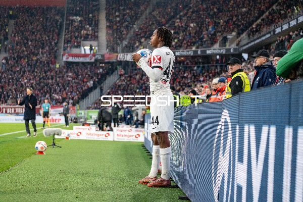 Einwurf von Johan Manzambi (44; SC Freiburg)