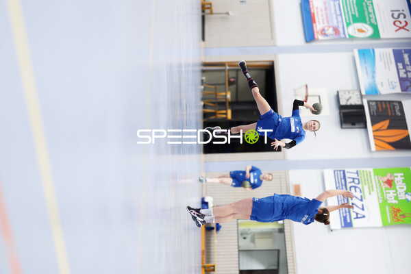 Spielerin Nummer 32 wirft dynamisch