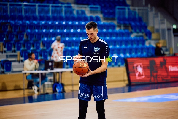 Ein Spieler der MLP Academics Heidelberg hält einen Basketball in der Halle.