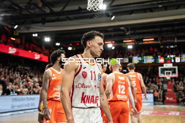 Brae Ivey (11; Würzburg Baskets) und Spieler von Rasta Vechta in Aktion