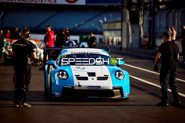 Rennwagen bewegt sich in der Boxengasse